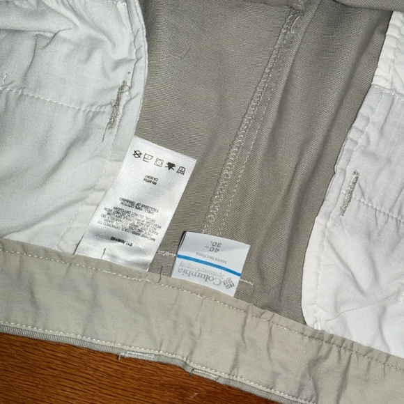 Columbia Khaki Pleated Pants Size 40x30 Men’s - Picture 3 of 6